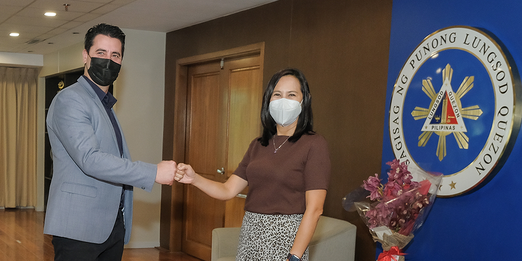 Acquire BPO CEO Scott Stavretis and Quezon City Mayor Joy Belmonte greet each other during the formal MOA signing at QC City Hall on May 20, 2022. 
